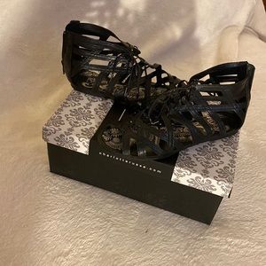 Brand new, never been worn black flats cahrlotteruse